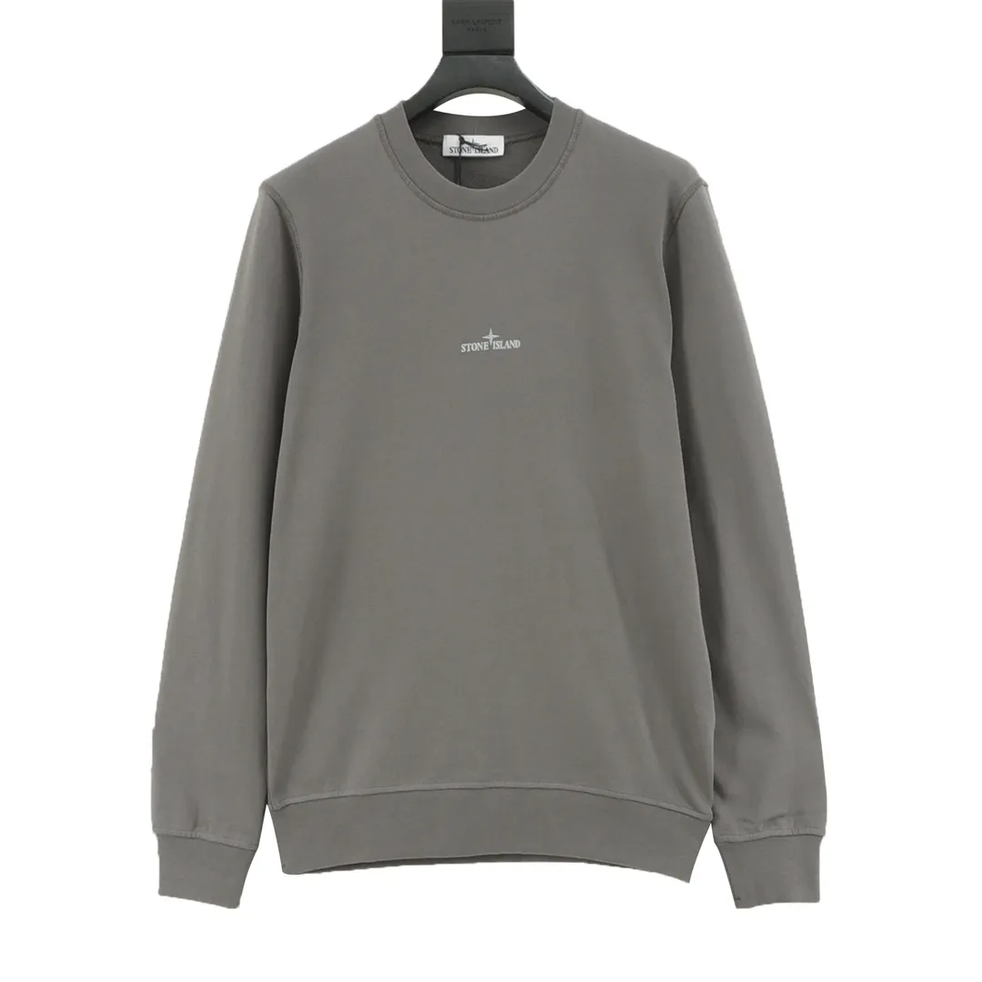 🅿️480 Stone Island 25FW reflective letter round neck sweatshirt is made of high-quality pure cotton fabric, which is not only soft to the touch, without any itch when close to the skin, but also has excellent performance. Moreover, the fabric has been specially treated to be wear-resistant and can still maintain good shape and color after multiple washes. The classic round neck design is simple and elegant, adapting to various face shapes and facial lines. The exquisite stitching on the cuffs and hem demonstrates the brand's ultimate pursuit of details. It is strong and durable and will not easily come off. Size: S-XL
